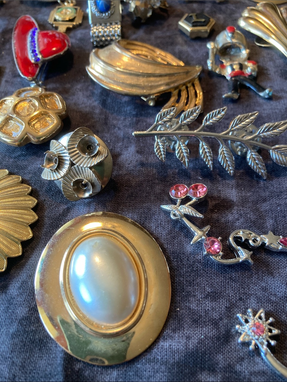 Junk Drawer Trinkets & Oddities cufflinks pins pendants etc - Picture 11 of 12